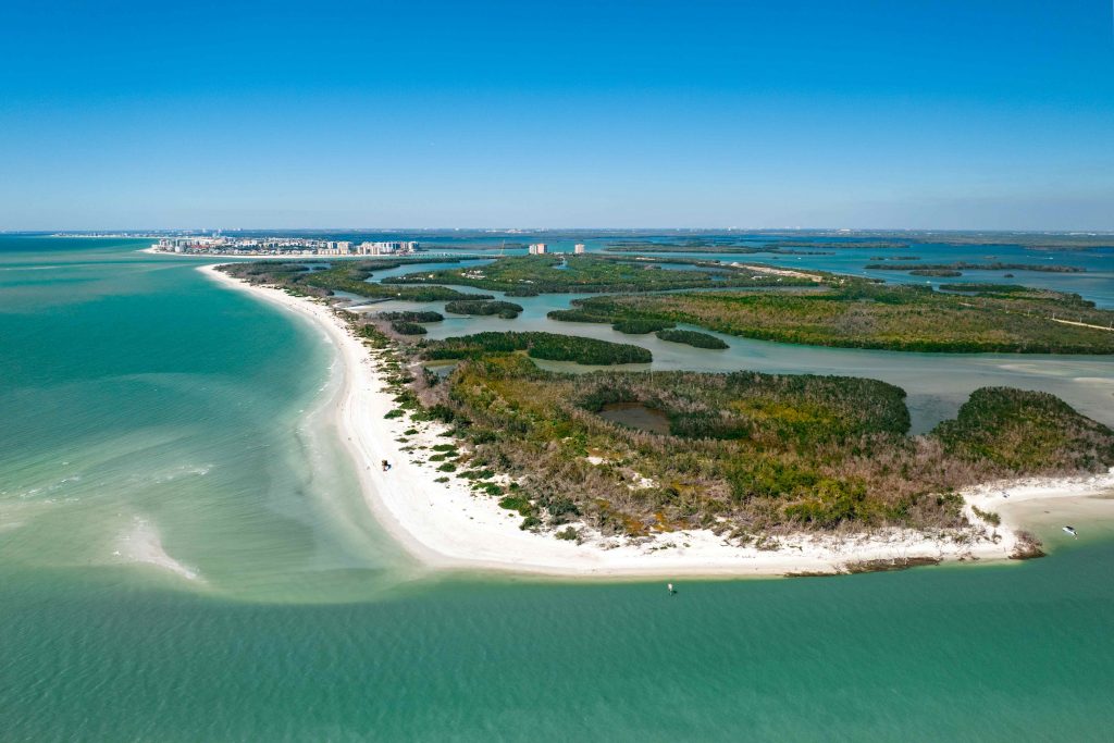 Fort Myers - Eine emotionale Reise durch verborgene Paradiese ©Fort Myers Islands Beaches and Neighborhoods Lovers Key State Park Shoreline and Inlet from Above 2024 1024x683 - Fort Myers - Eine emotionale Reise durch verborgene Paradiese