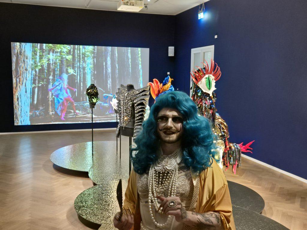 Chastity Belt fuehrt durch ihre glitzernde Familiengeschichte 3 1024x768 - Hanseatisches Leuchten und Geschichten im Hamburger Wind