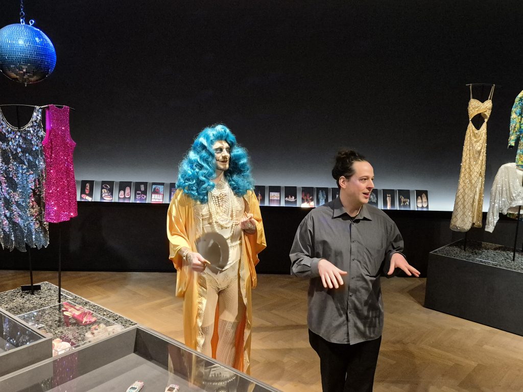 Die Hall of Glitter zeigt ein glitzerndes Lebensgefuehl 2 1024x768 - Hanseatisches Leuchten und Geschichten im Hamburger Wind