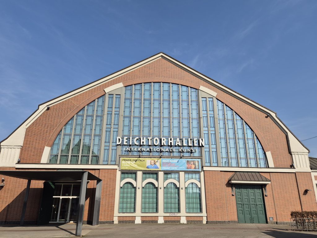 Zeitgenoessische Kunst und Fotografie in den Deichtorhallen 1024x768 - Hanseatisches Leuchten und Geschichten im Hamburger Wind