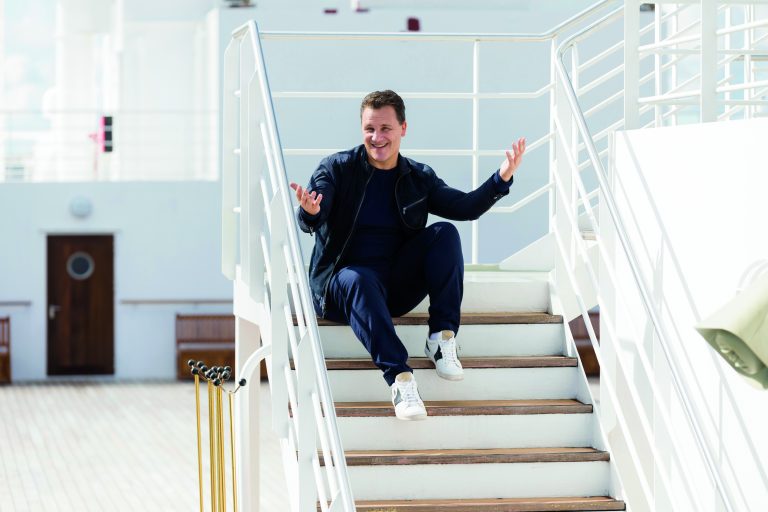 Pressebild Guido Maria Kretschmer QM2 1 768x512 - Queen Mary 2 Fashion Cruise: Wenn der Atlantik zum Laufsteg wird